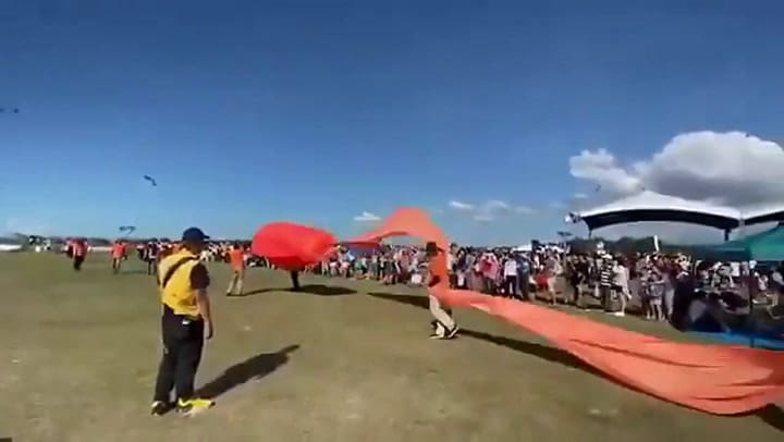 Una niña quedó atrapada en un barrilete y voló muy alto por el aire