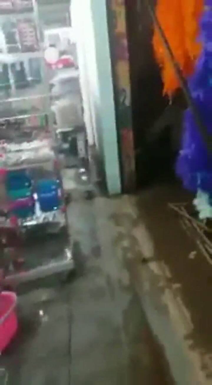 Almacén destrozado e inundado por el temporal