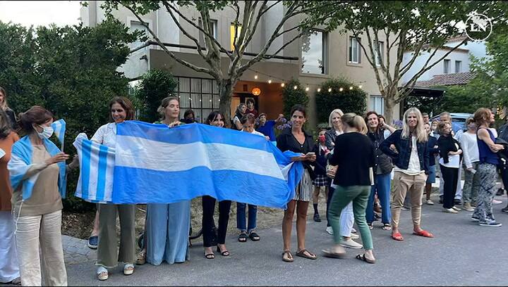 Vecinos de Esteban Bullrich lo despiden con el Himno nacional