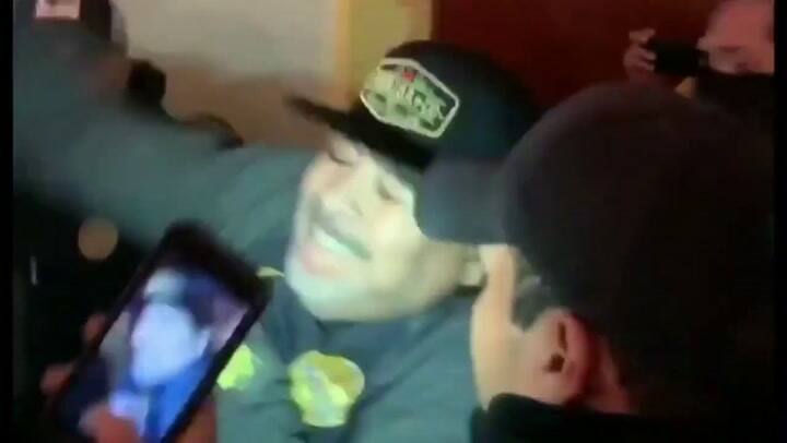 La agresión de Maradona a uno de los fans de Atlético San Luis - Fuente: TW @LaBrechame