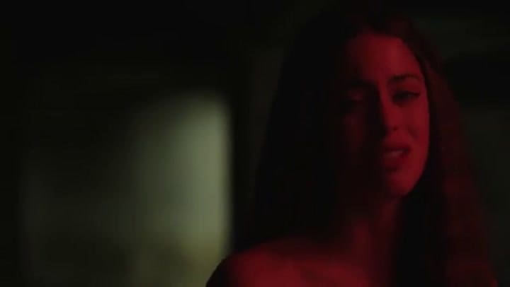 Celeste Cid y Juan Minujín en el nuevo clip de Tini Stoessel - Fuente: YouTube