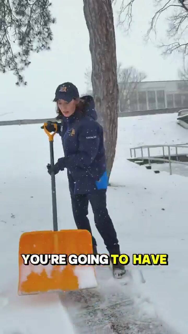 Kathy Hochul mostró cómo quitar la nieve de las calles y veredas en Nueva York