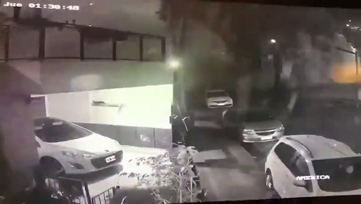 Un edificio de ocho pisos se derrumbó sobre la colectora de General Paz - Crédito: @HernanMundo