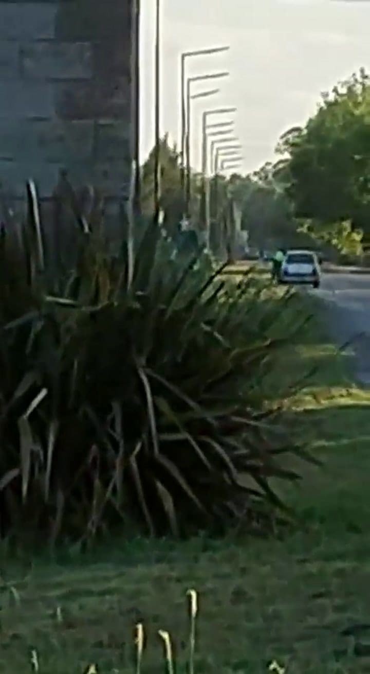 Arrastró a una policía con el auto y la oficial se metió adentro por la ventana