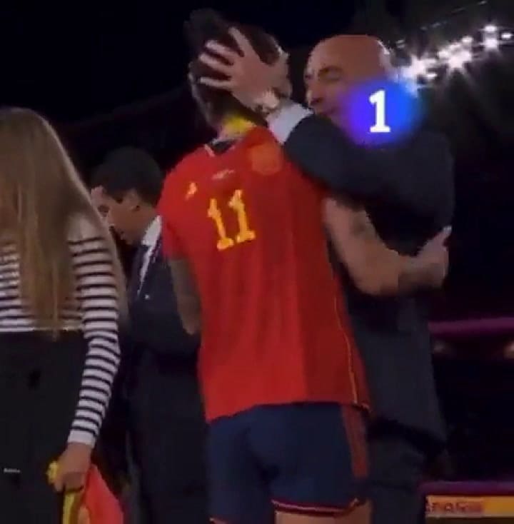 Luis Rubiales le dio un beso a la jugadora Jenni Hermoso