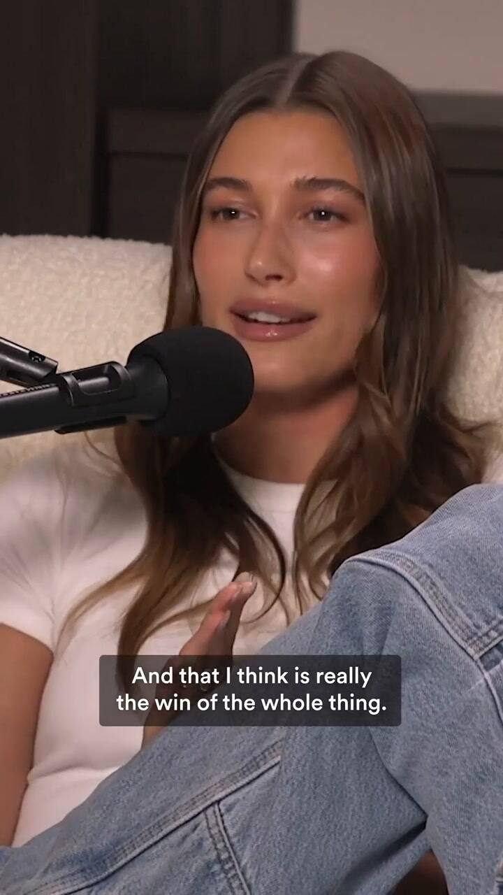 Hailey Bieber habla sobre su relación con Selena y Justin por primera vez