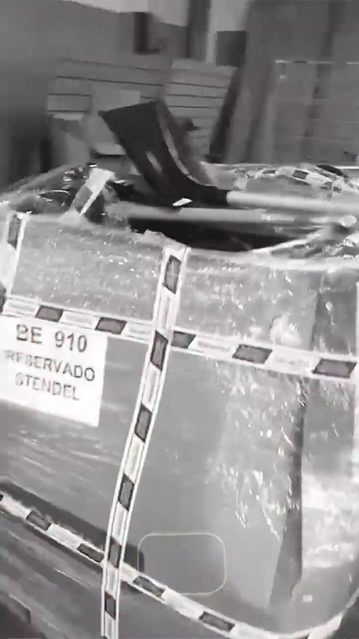 Un empresarió argentino puso 256 palas frente al Congreso 1 (@MauroStendel)