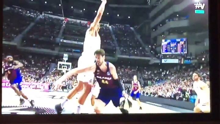 El rebote de Randolph tras el tiro de Tomic - Fuente: Movistar+