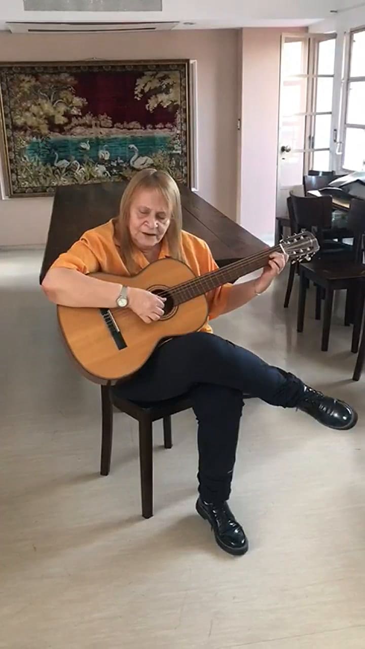 Graciela Susana canta en japonés 'Adoro', de Armando Manzanero