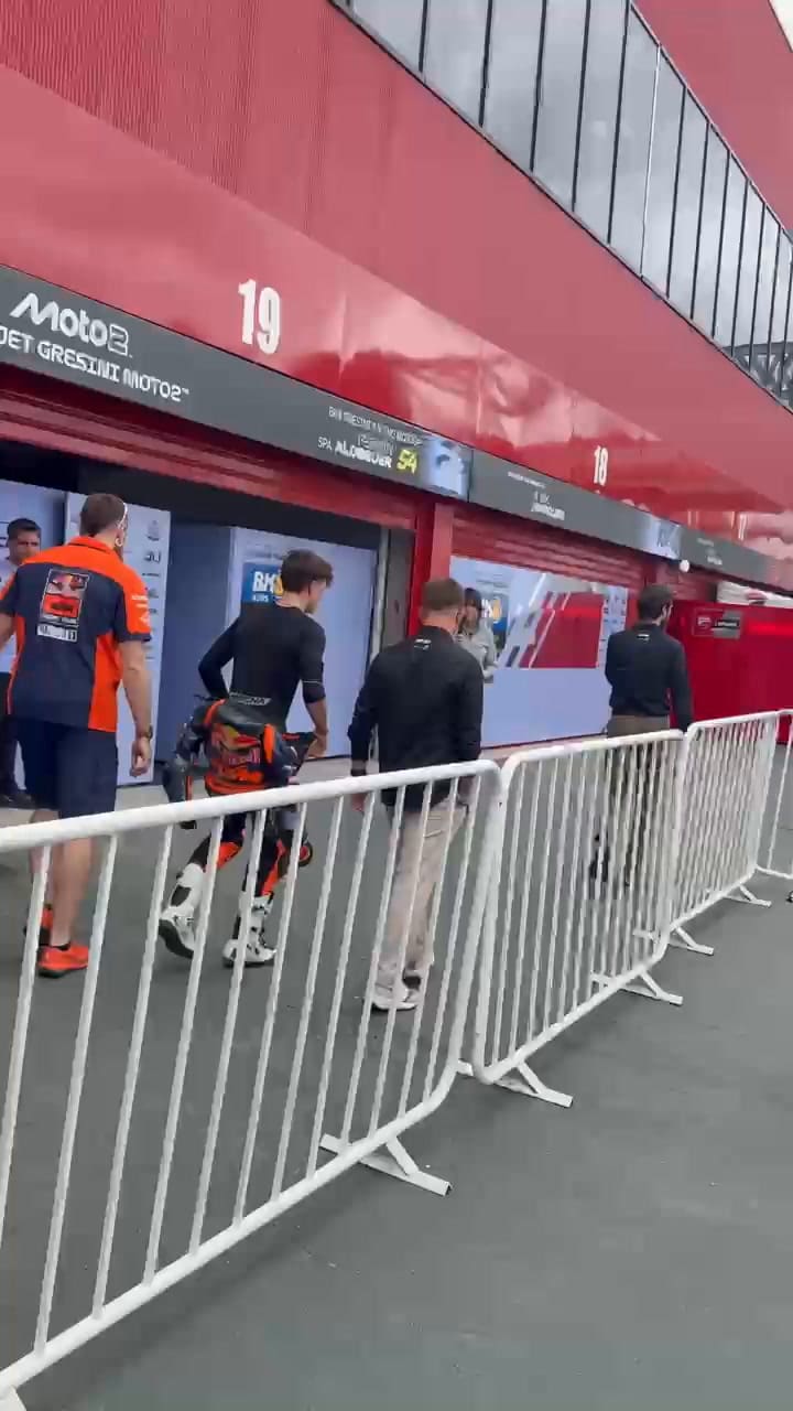 Así salía Valentín Perrone de boxes tras caerse en la última vuelta de la categoría Moto3