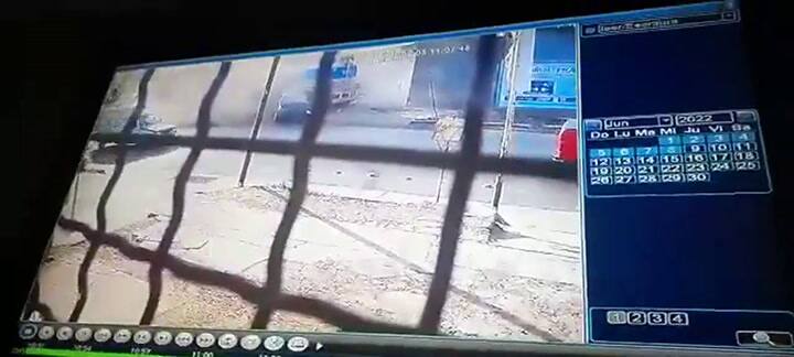 Un camión de YPF chocó cuatro autos y terminó incrustándose en una casa