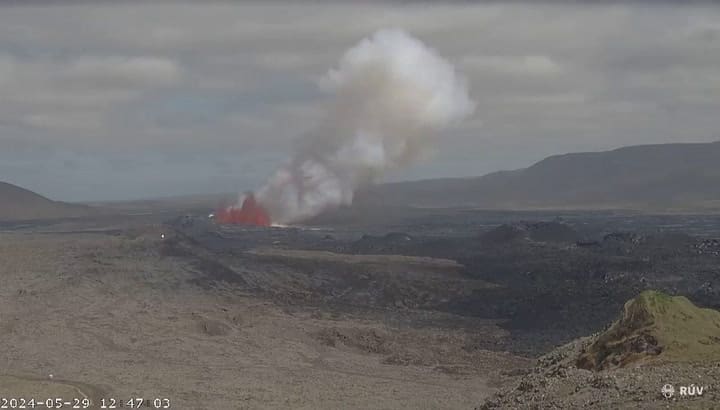 Volcán en erupción en Islandia, desde toma aérea