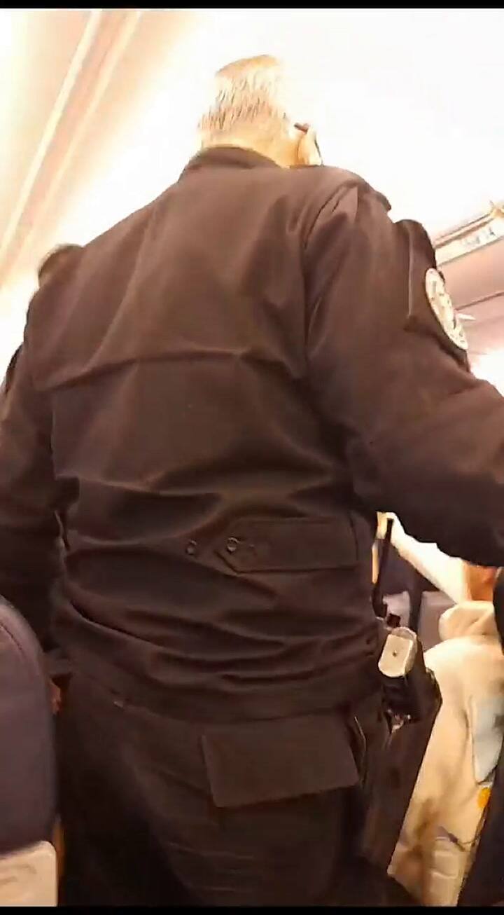 Así se llevaron detenido al pasajero que hizo un escándalo en un vuelo desviado por mal tiempo