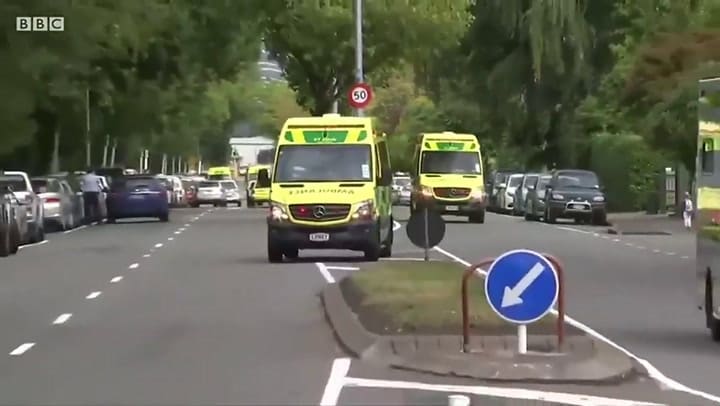 Tiroteos en Nueva Zelanda: 'Todo el mundo empezó a correr para salvar su vida' - Fuente: BBC