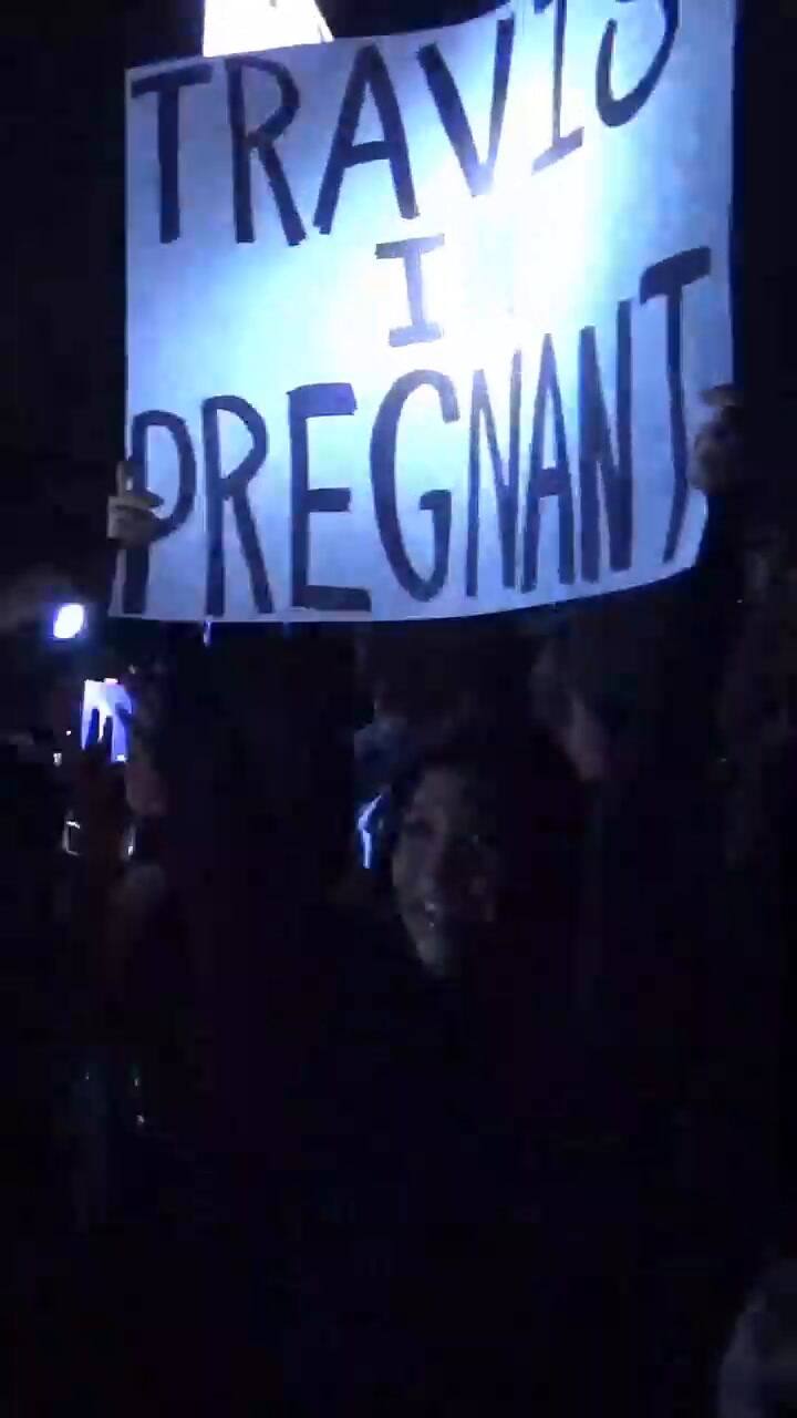 Kourtney Kardashian fue al concierto de su esposo para sorprenderlo con la noticia de su embarazo