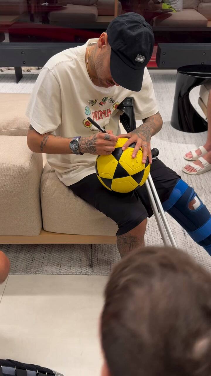 El futbolista firmó la pelota del pequeño