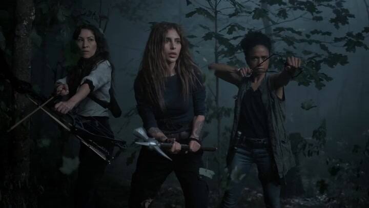 Los Susurradores acorralan a los protagonistas - Fuente: YouTube