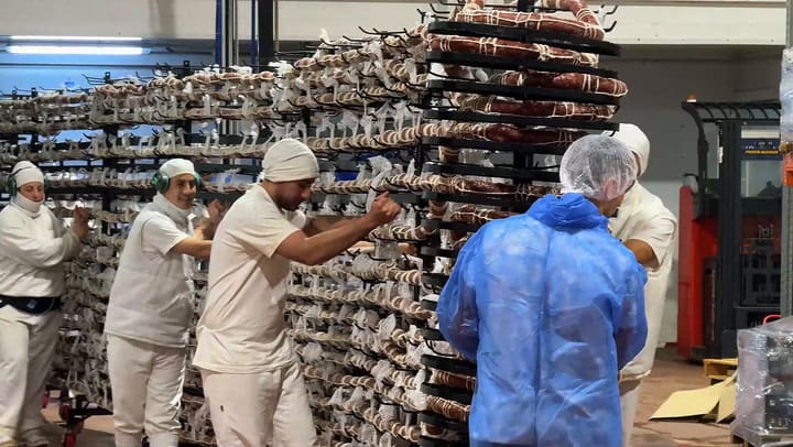 Así se preparó la presentación del salame más largo del mundo