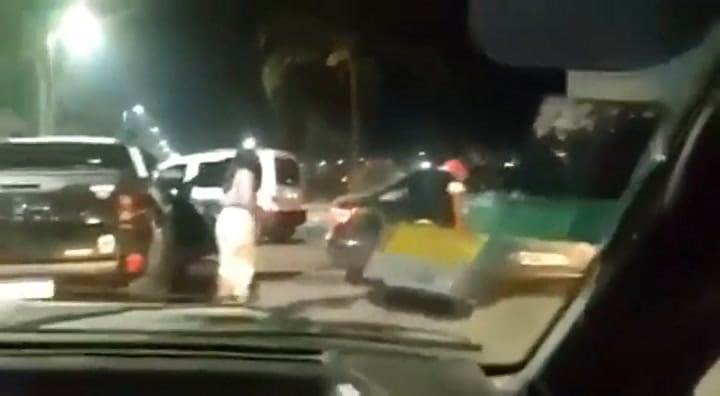 Locura: le destrozó el auto con un bate por una pelea de tránsito