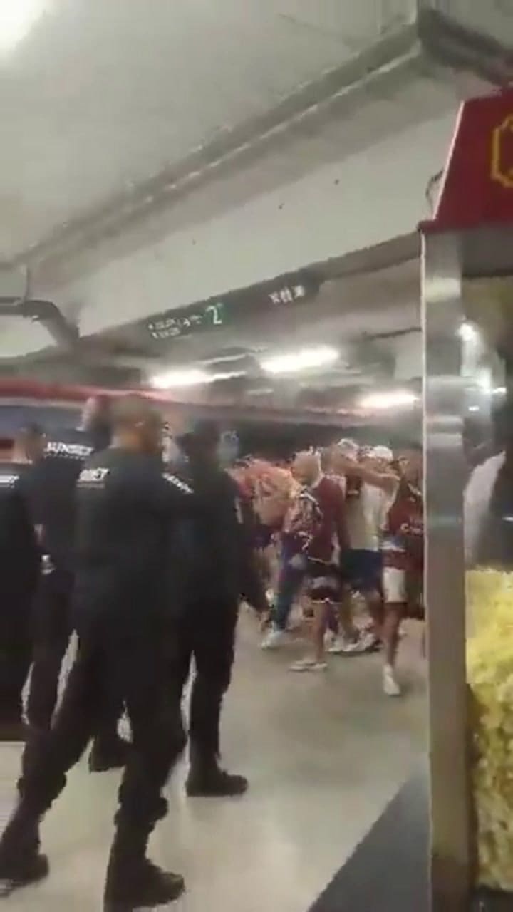 Enfrentamiento entre la policía y los hinchas de Lanús