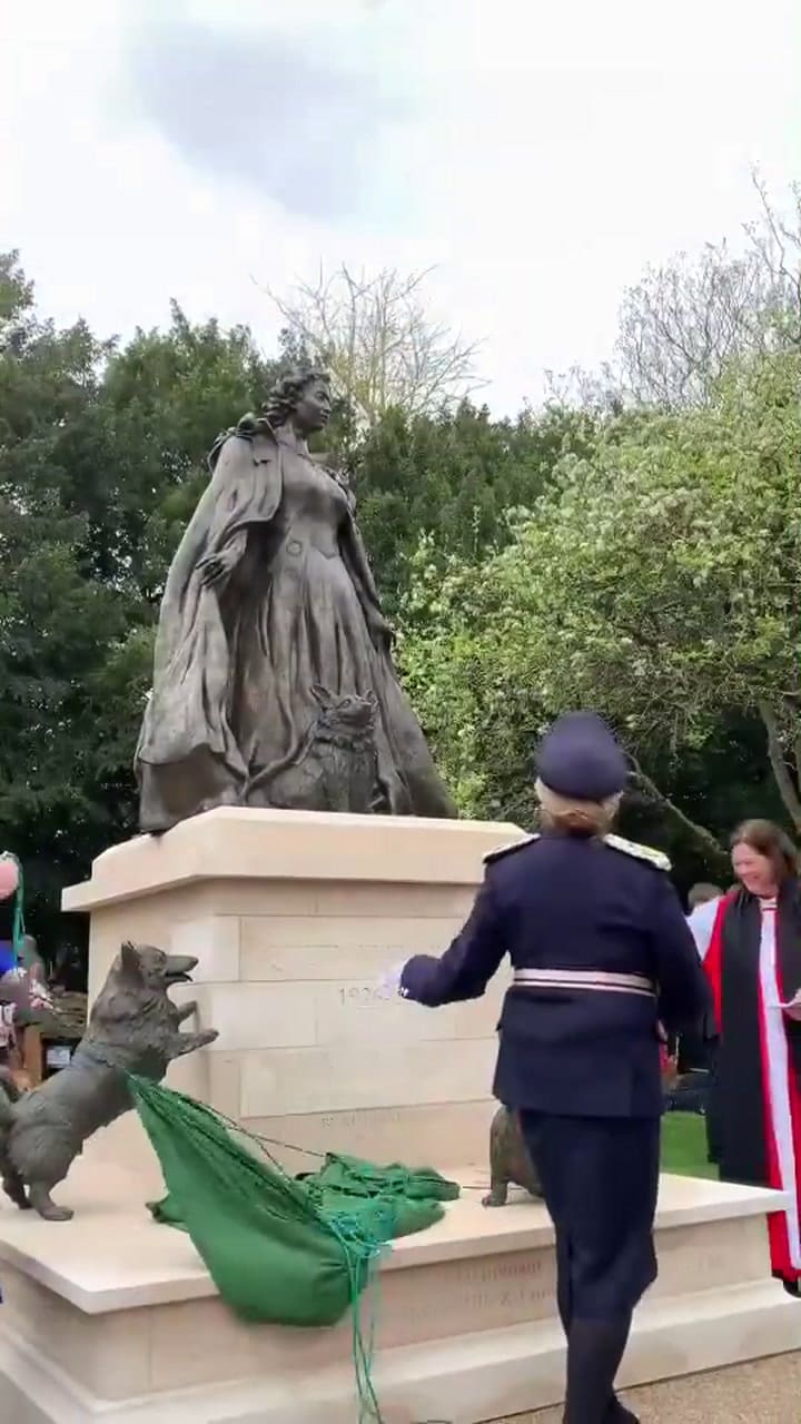 Inaguraron un monumento para a reina Isabel en la que la acompañanan sus perros