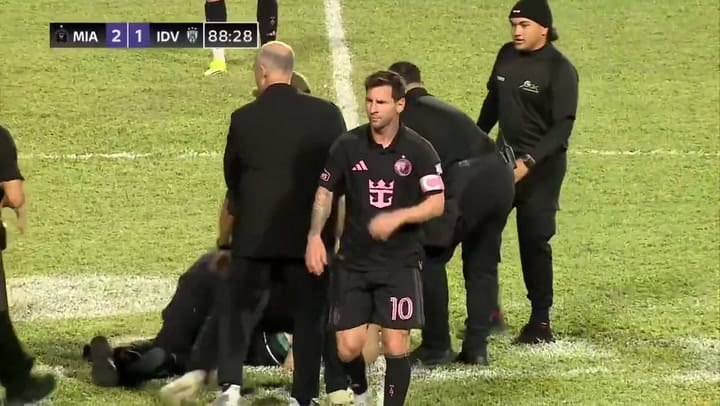 Caída de Lionel Messi derribado por hinchas en un amistoso de Inter Miami