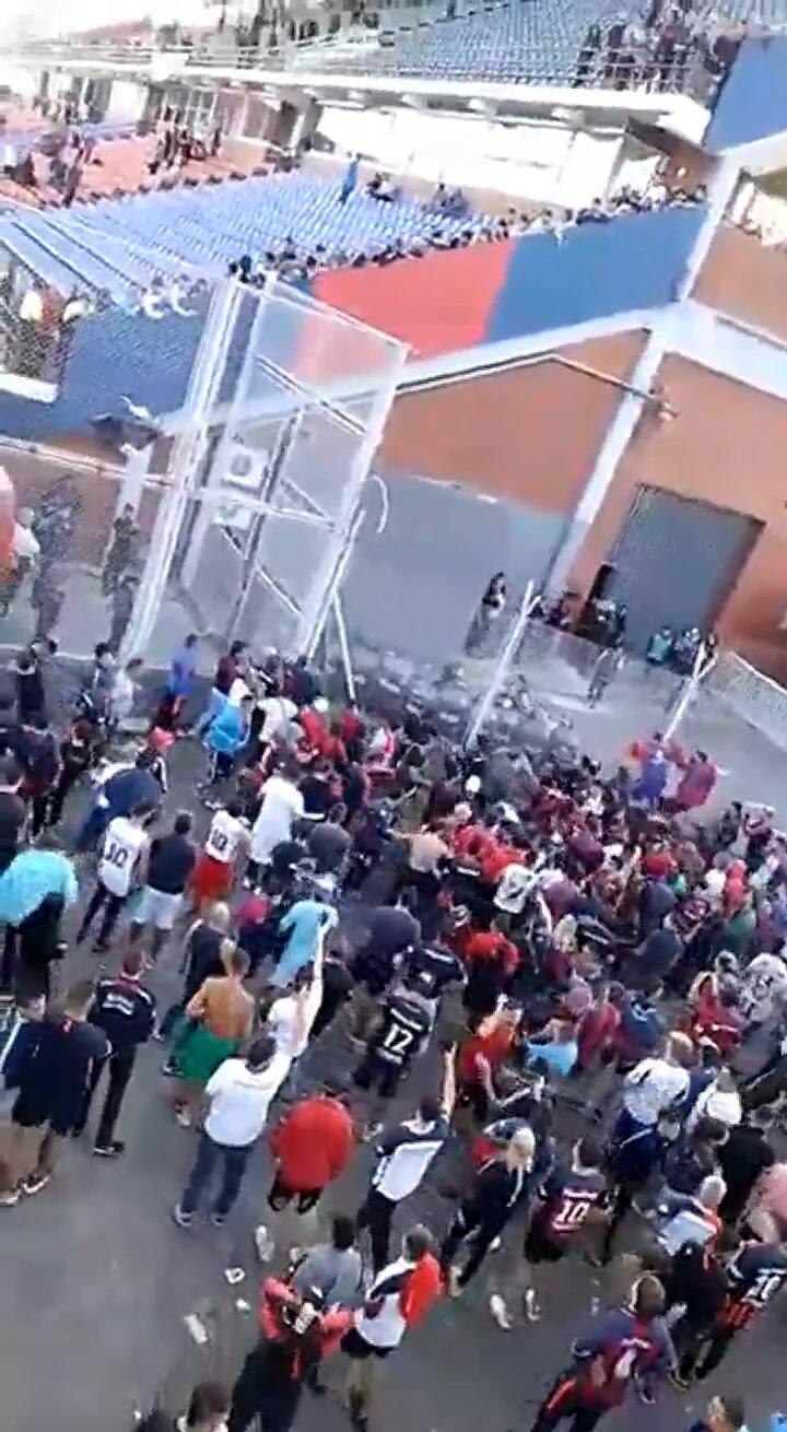 Incidentes entre la policía y los hinchas de San Lorenzo