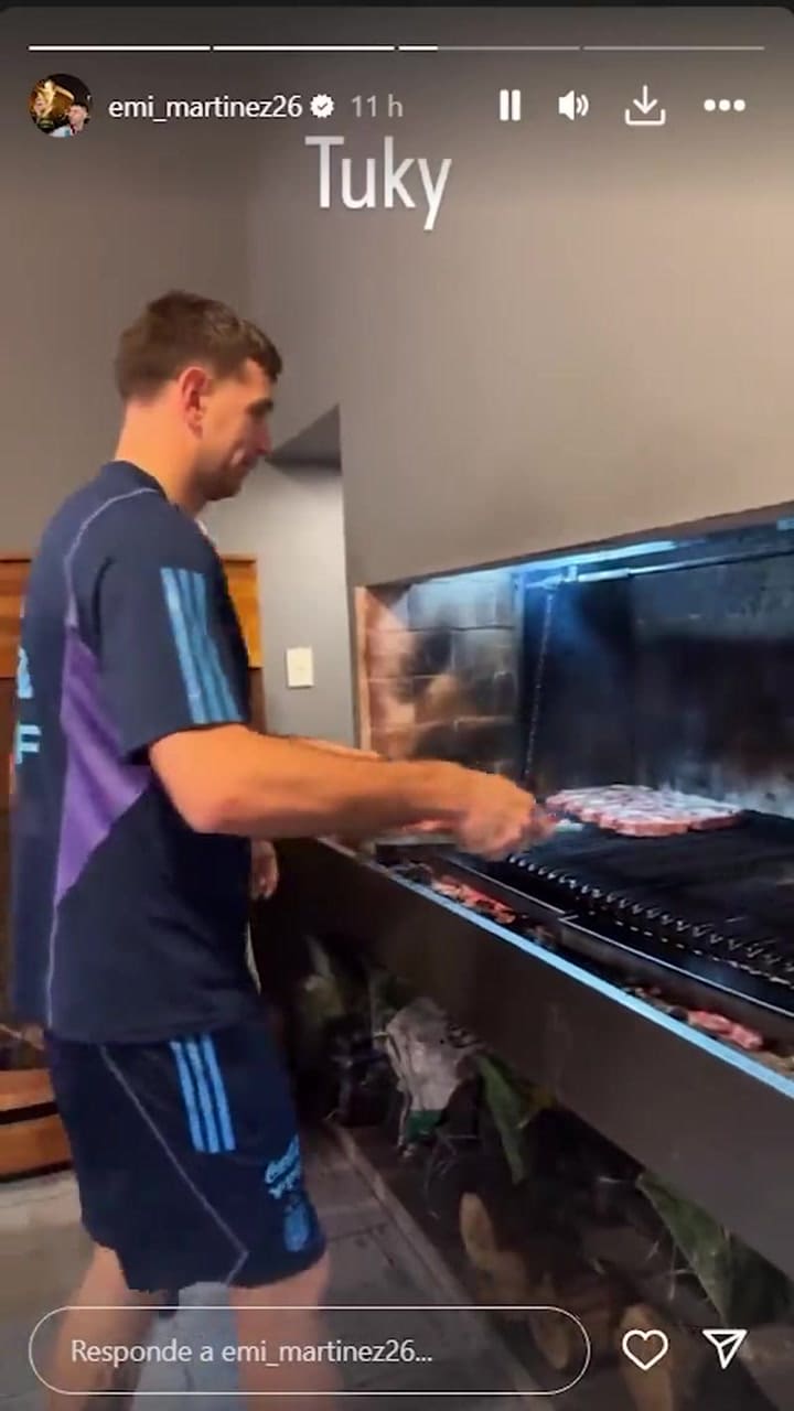 Emiliano Martínez ayuda en la preparación de un asado