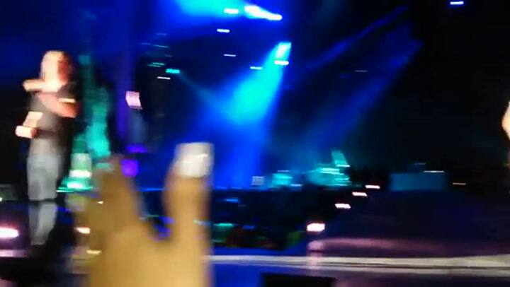 La caída del vocalista de Maná - Fuente: YouTube