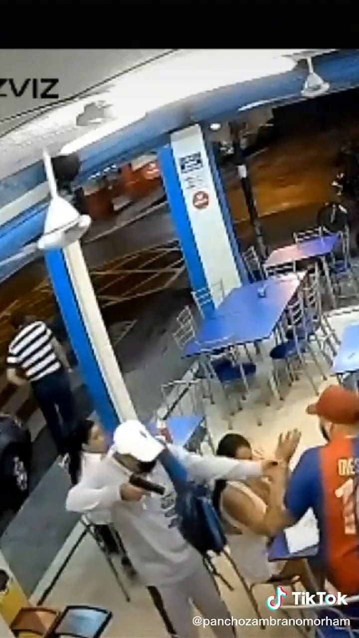 El momento del robo en un restaurante en México