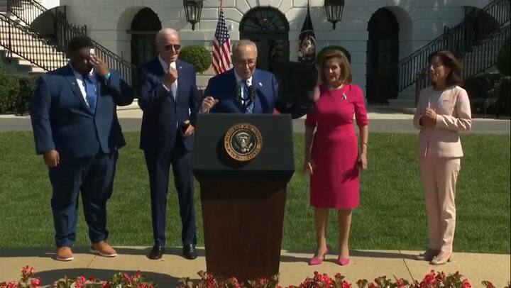 Joe Biden olvidó que le había dado la mano a un senador y sumó otro incómodo momento