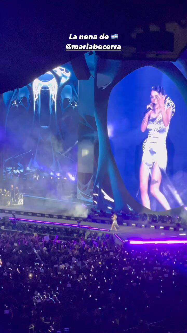 Lali en el show de María Becerra