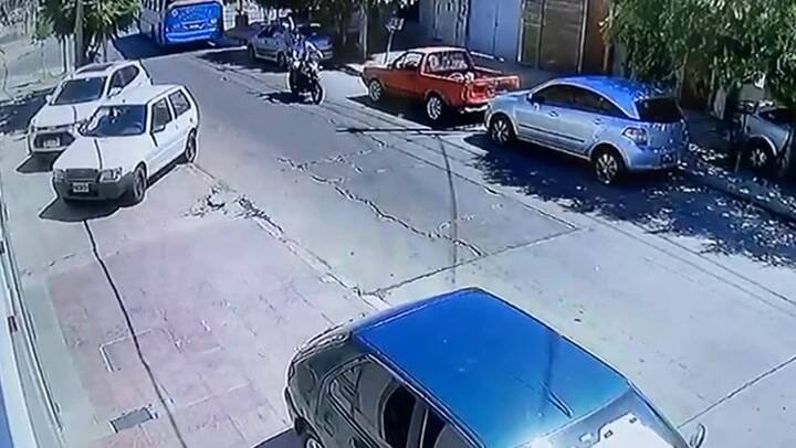 El momento en que motochorros asesinan a la pasajera de un colectivo en San Justo