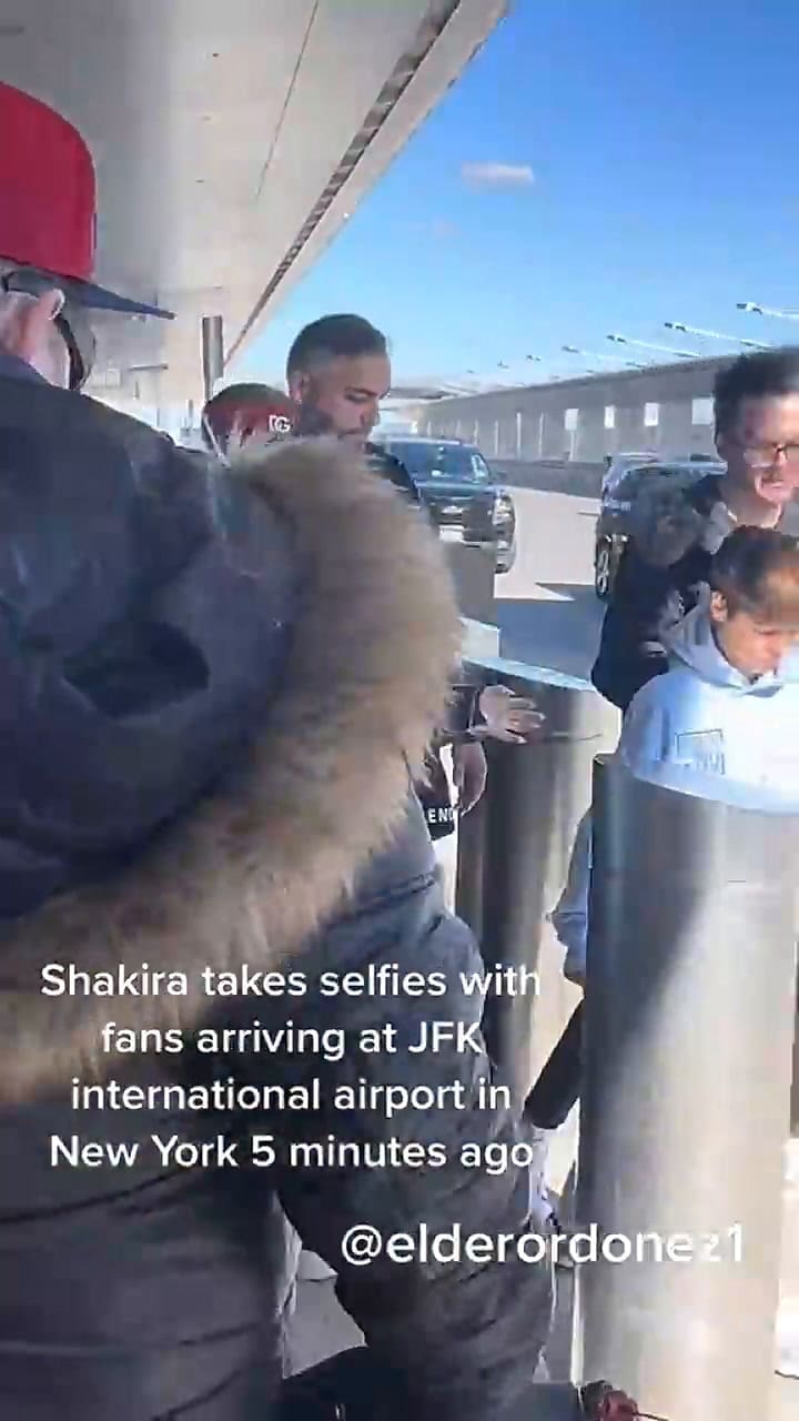La cantante saludó a sus fans y se tomó algunas fotografías en el aeropuerto de Nueva York