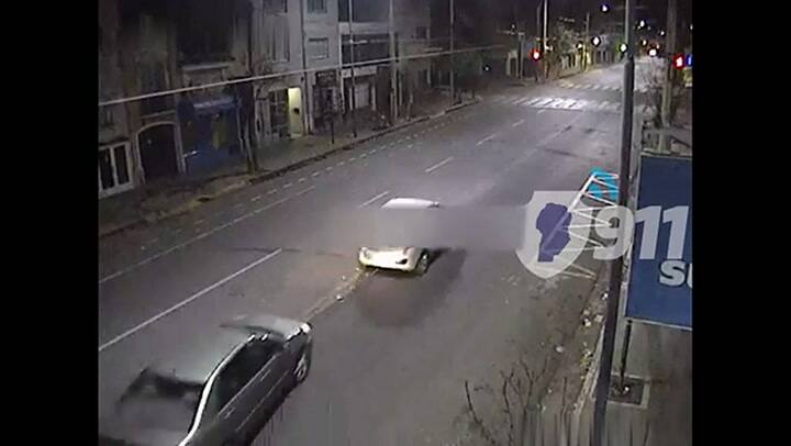 Ladrones se llevan un auto remolcándolo