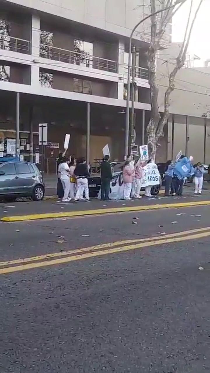 Manifestación de los trabajadores del Sanatorio Los Arcos frente a la clínica. Crédito: @DataConurbano