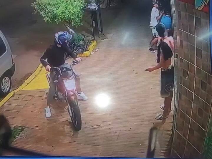 Así le robaron el celular a una chica en La Tablada