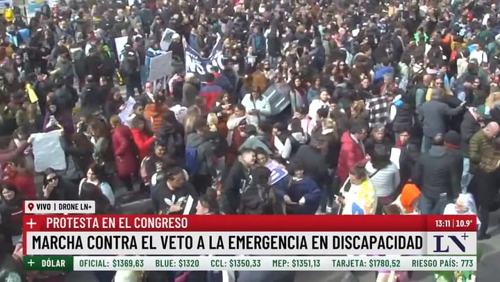 Valentina Bassi en la marcha contra el veto a la emergencia en discapacidad