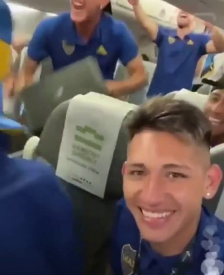 El pedido de la azafata del vuelo a los jugadores de Boca en el regreso tras el título