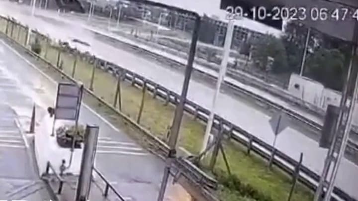 Las imágenes del accidente que resultó en la muerte de tres mujeres tras chocar contra una cabina de peaje (GIF)