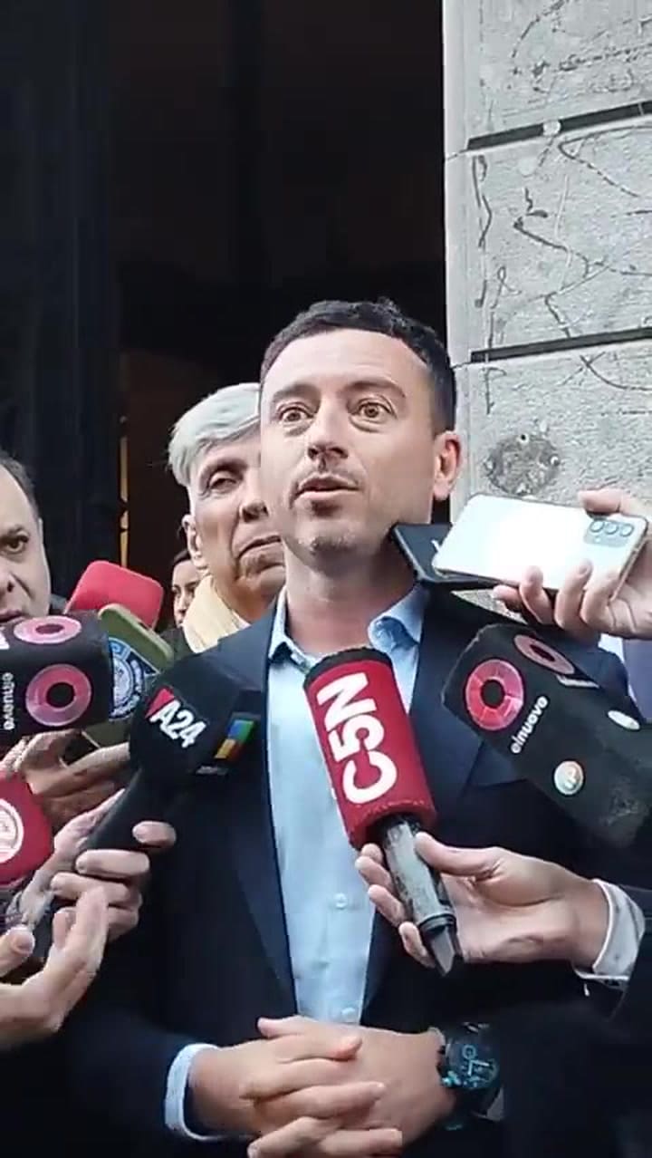 Incómodo momento del diputado De Loredo en la puerta del Congreso