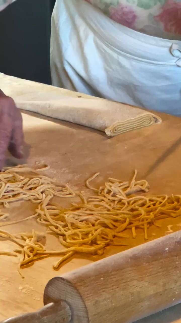 Maddelena muestra cómo hace sus tradicionales Taglierini con 93 años
