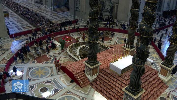 Así se encuentra la Basílica de San Pedro en el Vaticano para el último homenaje al papa Francisco.