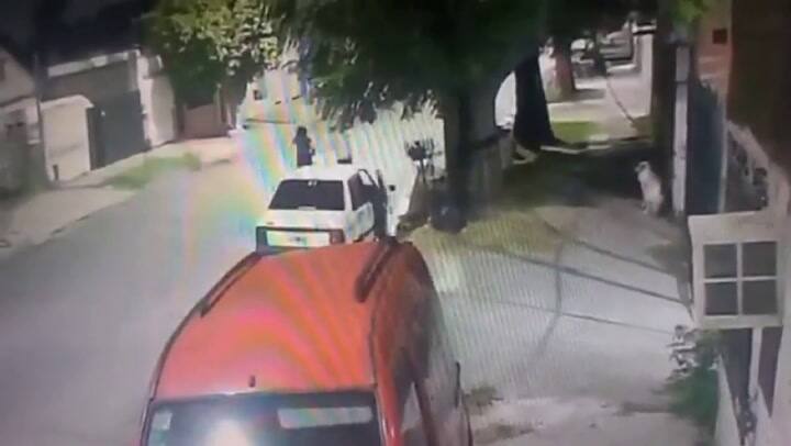 Una mujer fue sorprendida y atropellada por un auto en Lanús: está viva de milagro