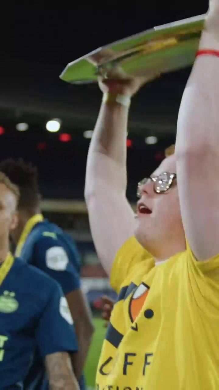 El gesto de un jugador del PSV que conmovió al público