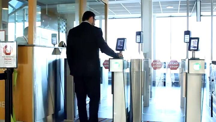 Nueva tecnología en Ezeiza para acelerar el trámite de Migraciones - Fuente: Migraciones