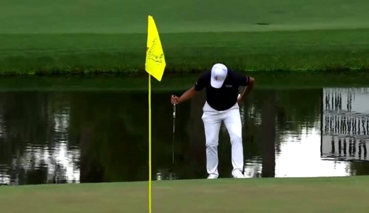 Si Woo Kim golpeó el piso con el palo, lo doblegó y se quedó con un palo menos en su bolsa