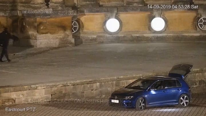 El momento en que robaron el inodoro de oro de un palacio