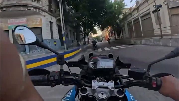 Fuga y captura en La Boca: motochorro con historial delictivo terminó reducido tras robar un celular en la calle