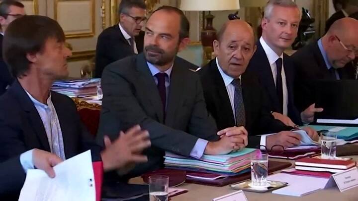 Renuncia en bloque el gobierno de Francia y Macron prepara la reorganización - Fuente: Reuters